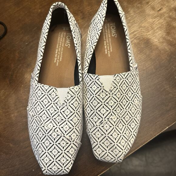 Toms Women's 6 White Round Toe Low Top Flat Comfort Slip On Loafers Shoes - Picture 3 of 6